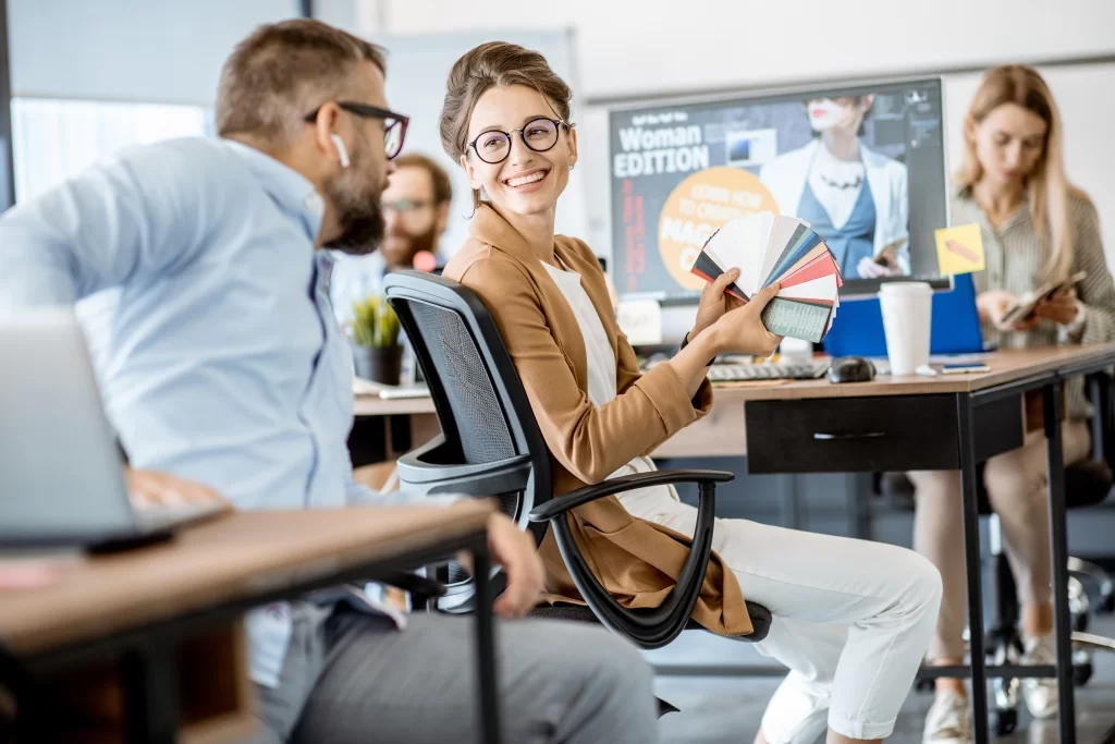 الدمام 2 web-designers-working-in-the-office