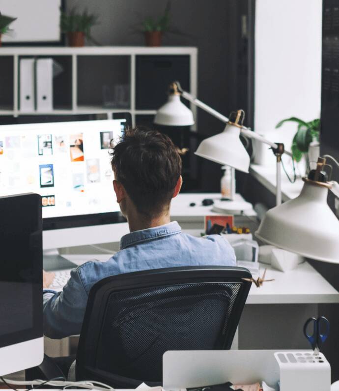handsome-businessman-working-office-1@2x أفضل شركة تسويق في السعودية - حلول تسويق التطبيقات